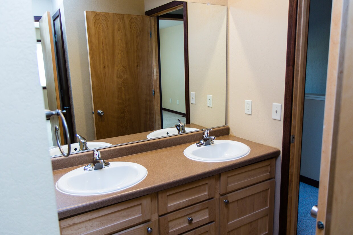 1047 W MacArthur Ave, Eau Claire, WI 54701 Townhome Rentals in Eau