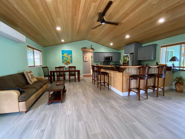 Foto del edificio - 3-Bed, 2-Bath Custom Furnished Home-Turn K...