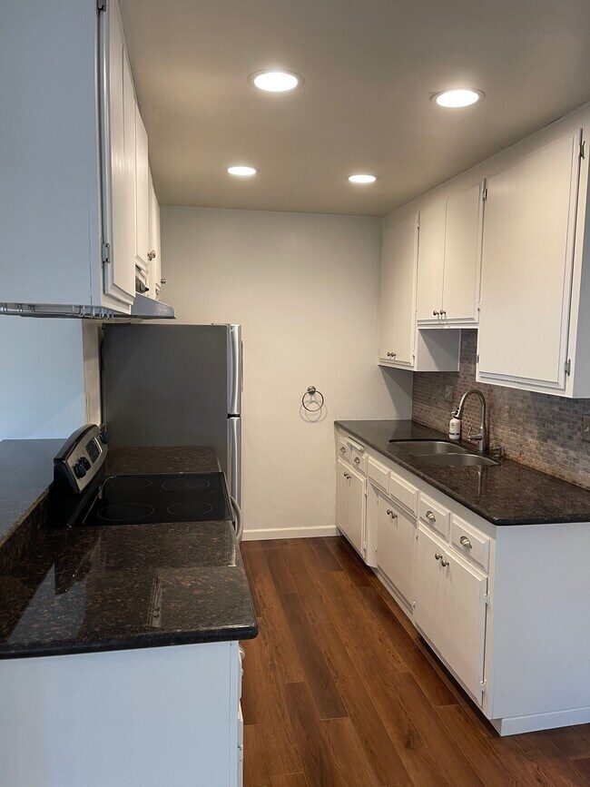 Cocina - 3045 E Theresa St