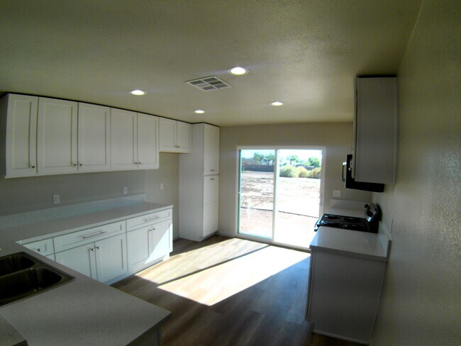 Building Photo - 9821 S Phoenix Dr