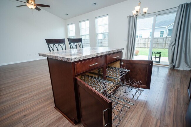 Foto del edificio - 3BR + Bonus Room | Fenced Yard | Pool Comm...