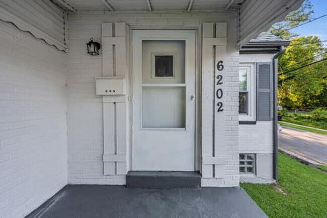 Foto del edificio - 6202 Mayflower Ave