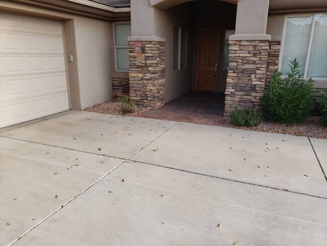 Foto del edificio - Great 3 bed 2 bath 2 car garage in Coral C...