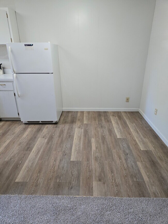 Building Photo - 581 E 5th Ave