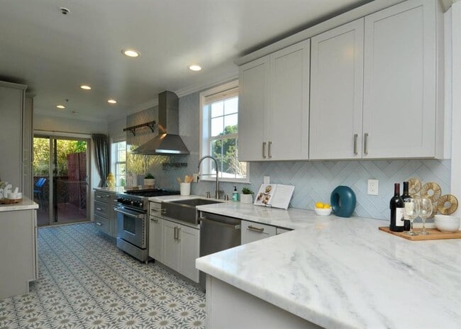 Building Photo - 525 9th Ave