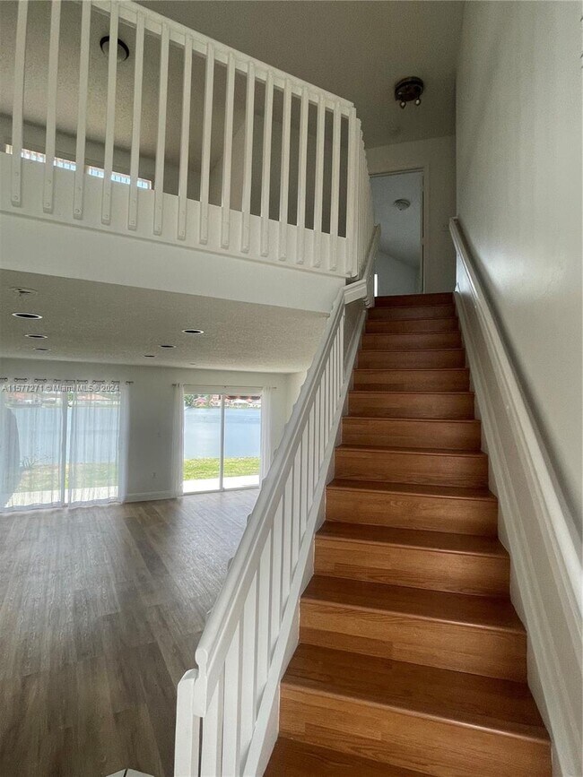 Foto del edificio - 5433 NW 184th St