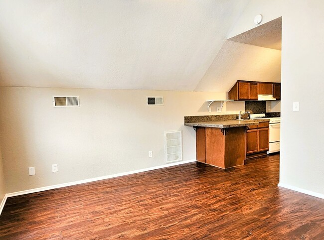 Foto del edificio - Lake Elsinore, 1 BR, 1 BA, Upstrs Apartmen...