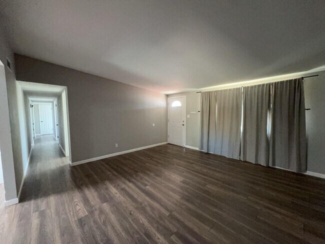 Building Photo - Nice 4 Bedroom House with Bonus Room