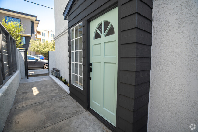 Building Photo - 907 5th St