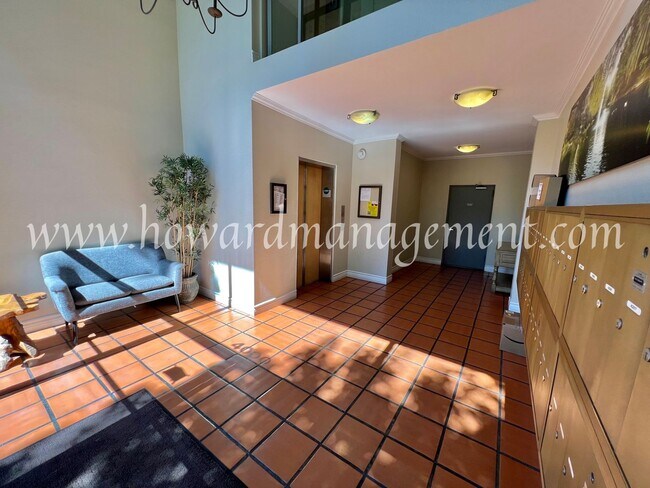 Foto del edificio - Lake view in LA! Resort style living in pa...
