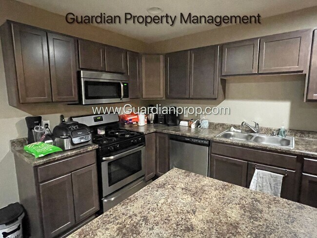 Foto del edificio - Lakeville 2 Bedroom Town Home, 2 Car Garage, 2.5 Baths, Washer/Dryer, Available April