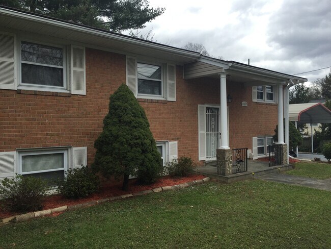 Building Photo - 4 BEDROOM, 3 FULL BATH SINGLE FAMILY HOME ...