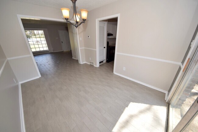 Foto del edificio - 3 Bedroom, 2 Bathroom On Madison Near Parkway