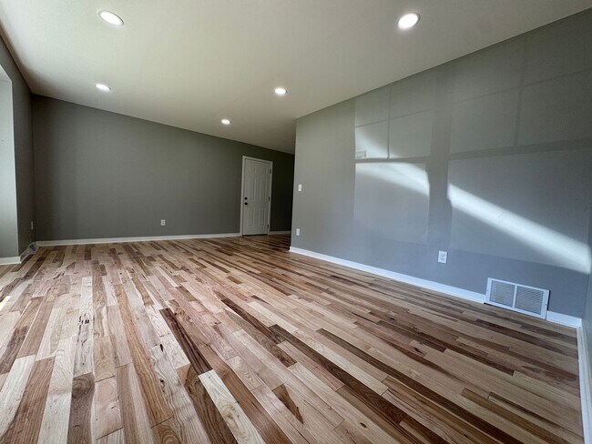 Foto del edificio - Stunning 5 Bedroom 2 Bathroom Home + Den i...