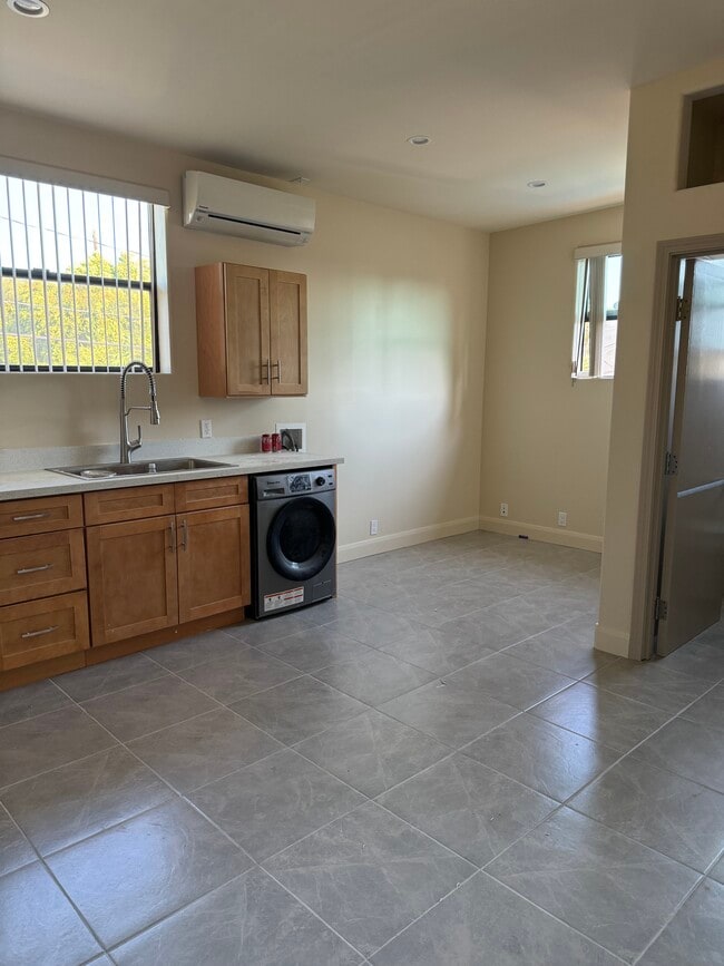 Kitchen /dining - 5224 1/2 Lennox Ave