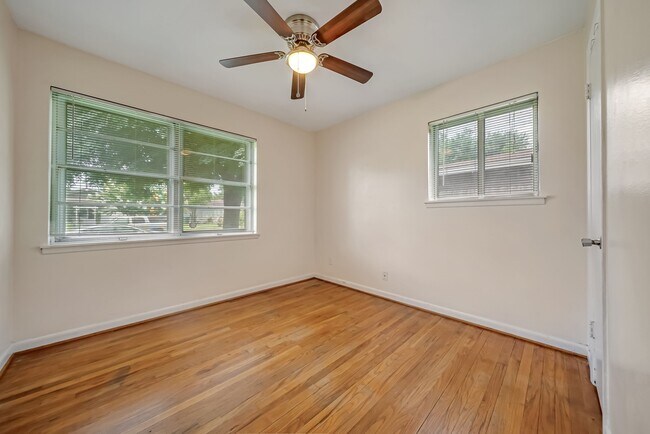 Building Photo - 3702 Malone Dr