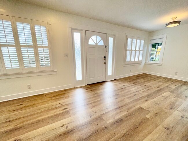 Building Photo - 951 Superba Ave