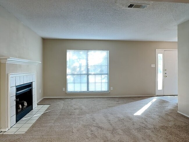 Building Photo - Spacious 4bd/2.5bth Home!!