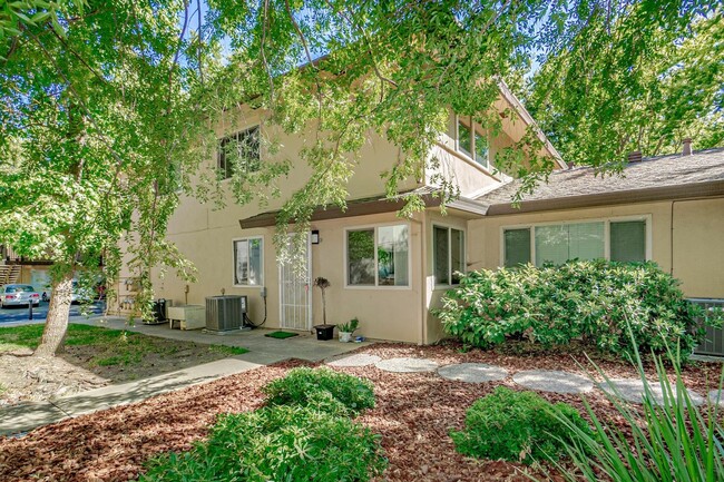 Building Photo - Fully Updated 2 Bedroom 1 Bath Condo