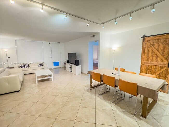 Foto del edificio - 10185 Collins Ave