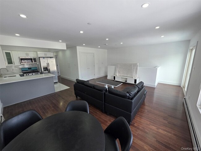 Building Photo - 10-61 Grassmere Terrace