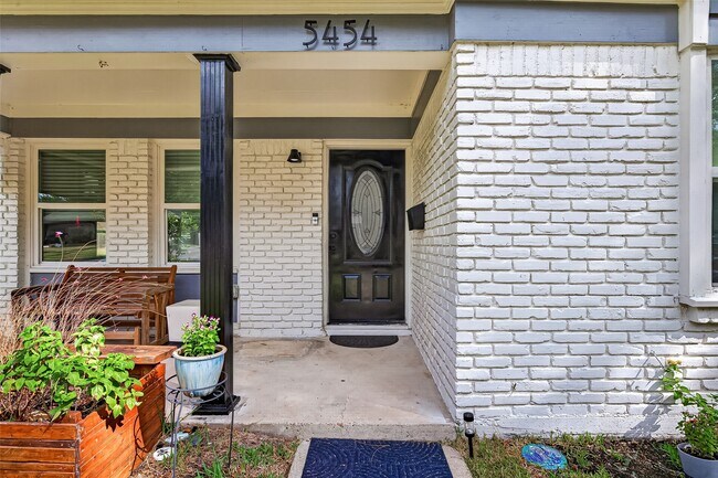 Foto del edificio - 5454 Creekbend Dr