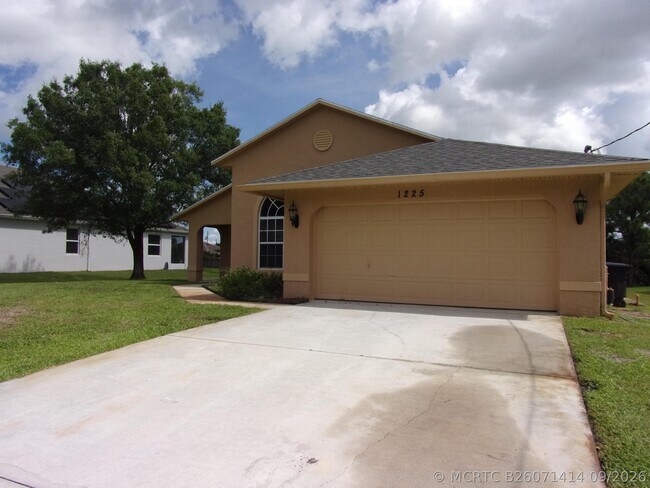 Building Photo - 1225 SW Milan Ln