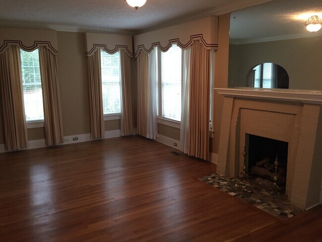 Building Photo - Home Available for June!