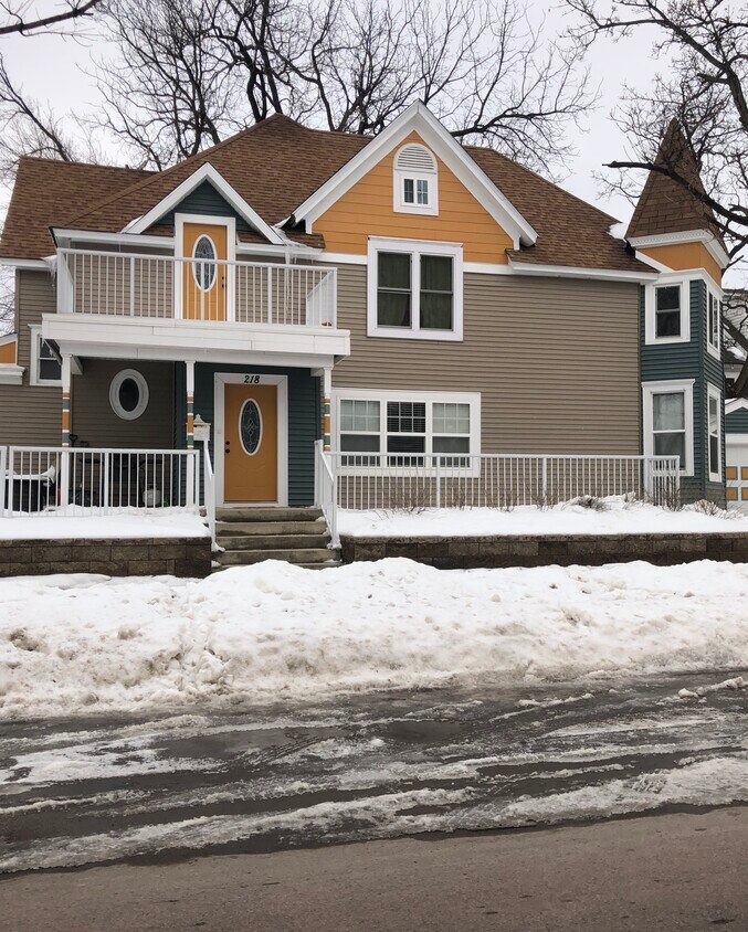 Primary Photo - 218 E Washington St