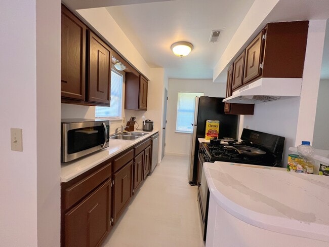 Building Photo - 6621 Woodwedge Dr