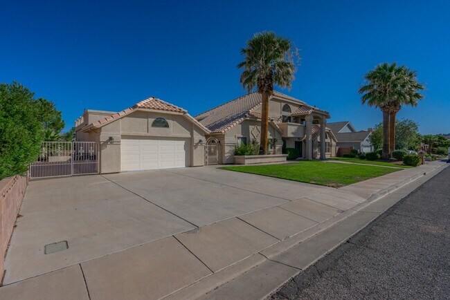 Foto del edificio - 6 Bed 3.5 Bath, Home with 2 Car Garage & S...