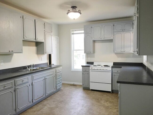 Building Photo - 3 bedrooms 1 Bath house for rent