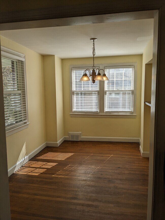 Foto del edificio - 6107 Forest Rd