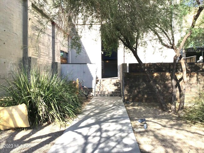Foto del edificio - 1001 E 17th St
