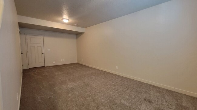 Building Photo - Dashing Edgewater Townhome