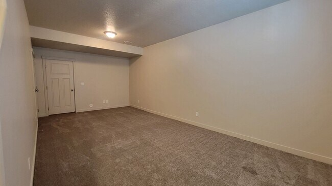 Foto del edificio - Dashing Edgewater Townhome
