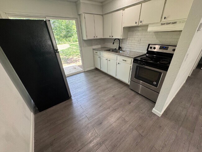 Building Photo - "Charming 2-Bedroom Duplex with Spacious 1...