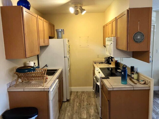 Quaint kitchen with all appliances - 850 W Moorhead Cir