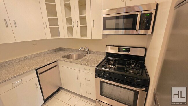 Foto del edificio - Bright Ninth-Floor Studio with Exceptional Closet Space near the UN