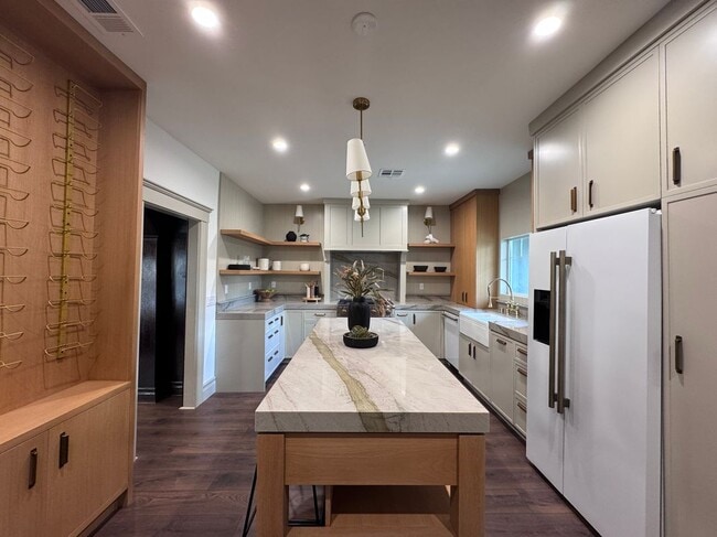 Foto del edificio - 2180 W 31st St