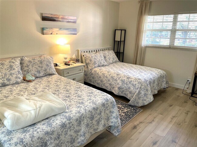 Building Photo - 3621 Oaks Clubhouse Drive Apt #205, Pompan...