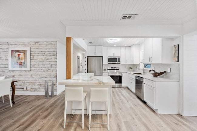 Building Photo - 274 NE 28th Rd