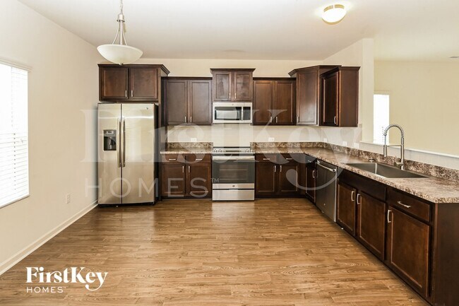 Foto del edificio - 153 Hidden Lakes Rd