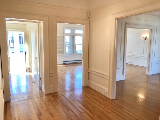 Building Photo - SPACIOUS, Elegant Jordan Park 2-3BR+ Sunro...