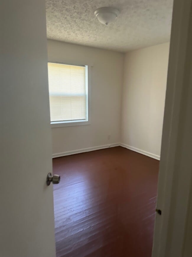 Building Photo - 466 S Weyant Ave