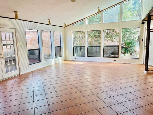 Building Photo - 806 Fleetwood Pl Dr