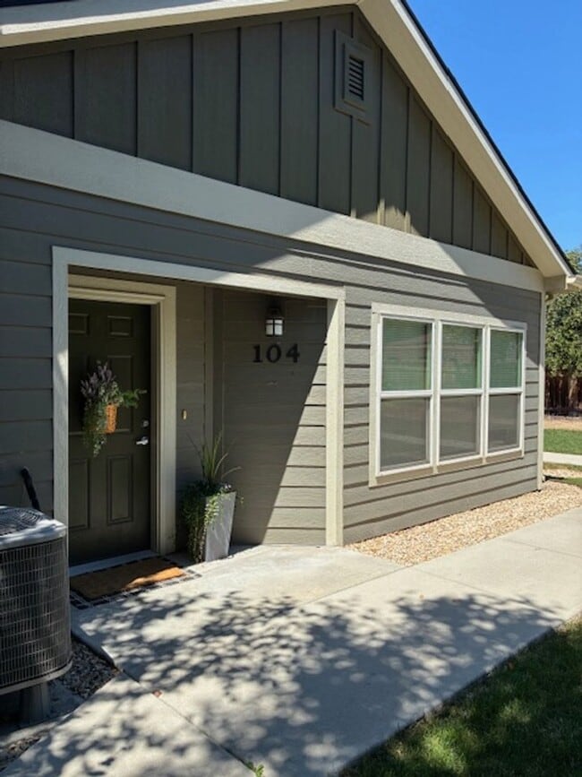 Building Photo - 8950 W Shellie Ln