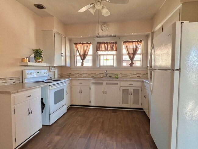 Foto del edificio - 702 N Raynor Ave