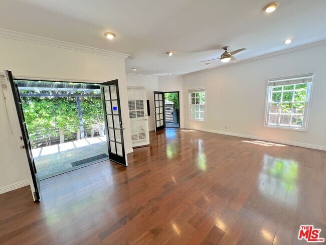 Foto del edificio - 855 N Sweetzer Ave