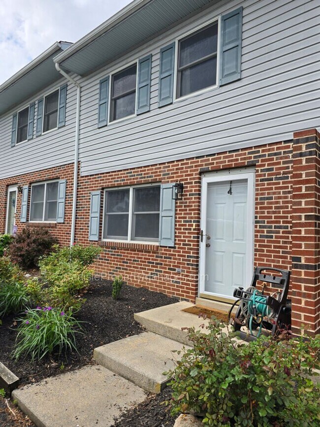 Foto del edificio - 2-Bedroom Townhouse w Fenced Patio, Off-Street Parking, Dishwasher, and Easy Commute